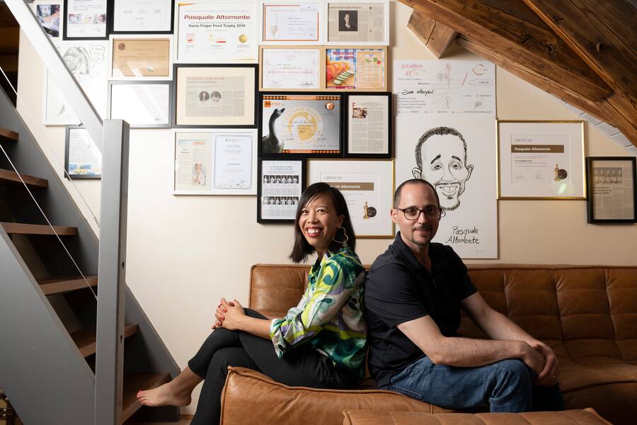 Dao Nguyen et Pasquale Altomonte, couple de cuisinier passionnés.Elle participe à Masterchef sur France 2 dès le 23 août.Ici chez eux à Meyrin