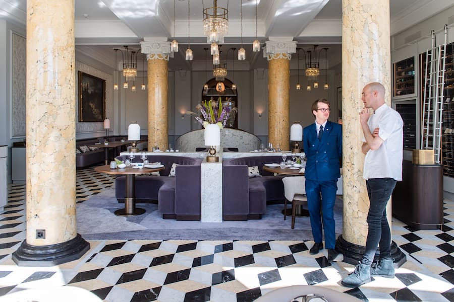 Gilad Peled, Küchenchef mit Moritz Dresing, Somelier im Hotel Palace in Luzern, wo morgen die Eröffnung statt findet.(Eveline Beerkircher, Luzern 22. September 2022)