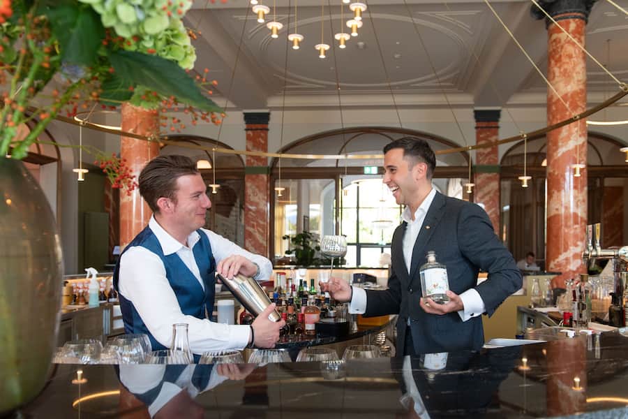 Restaurant Manager Panagiotis Karagiannis mit Barchef Gabriel Manca im Hotel Palace in Luzern, wo morgen die Eröffnung statt findet.(Eveline Beerkircher, Luzern 22. September 2022)
