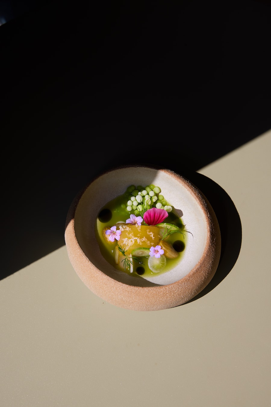 onfierte Nostrano-Gurken mit «Asia Lack», Rettich, Dillperlen und Gurken-Shiso-Sud.