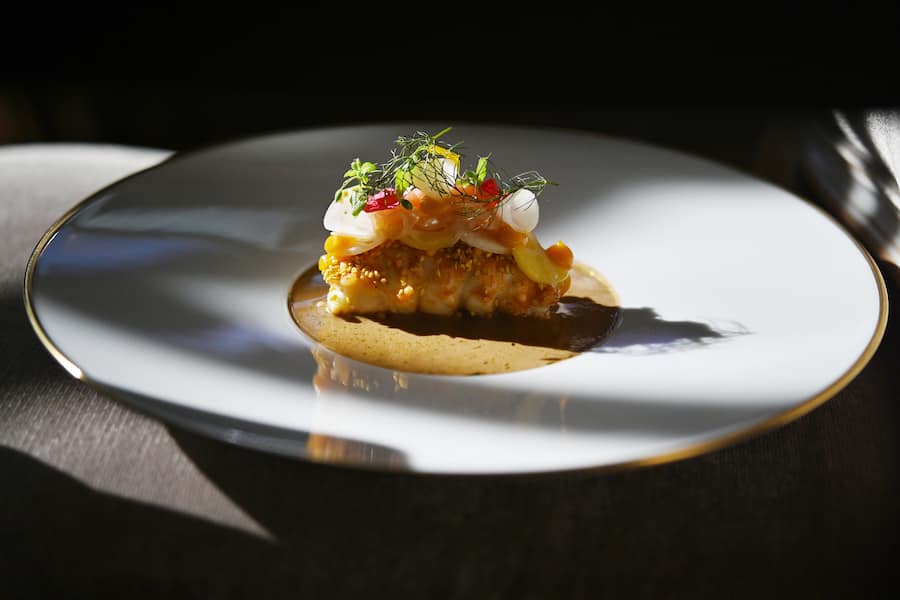 Südafrikanische Languste, Mango, kohlarbi, Tandoori. Restaurant "Lorenz Adlon Esszimmer" im Hotel Adlon in Berlin.