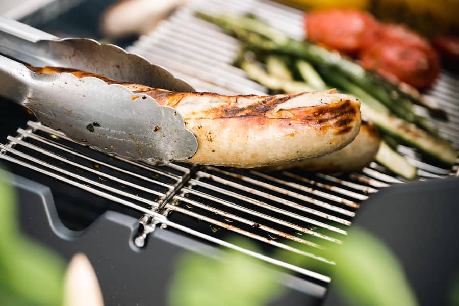 Lorenz Wyss CEO von Bell 2022 am Kalbsbratwurst grillieren