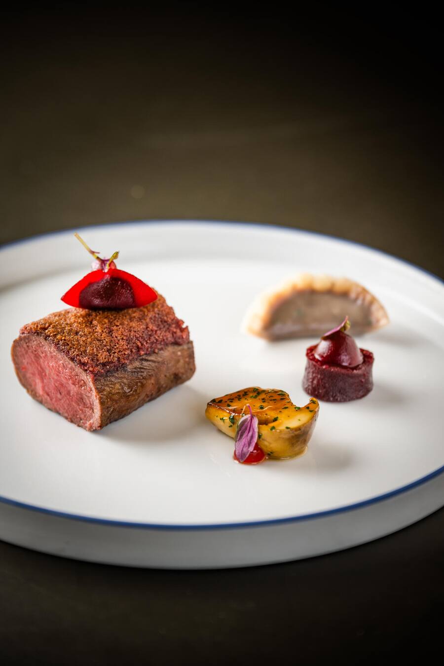 Mattias Roock und Marco Campanella kochen bei Rolf Fliegauf 2022: (Rosa gebratener Rehrücken, Purple Curry, Shiso, rote Beete (Rolf Fliegauf)