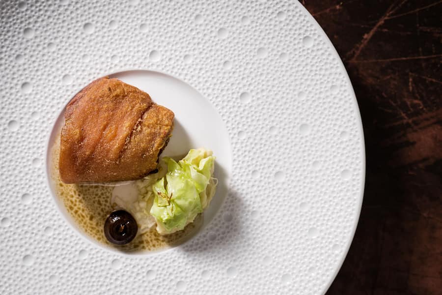 Haxe vom Molkeschwein mit Dörrbirne und Kartoffelpüree - Sebastian Rösch verwendet Schweizer Fleisch für seine Gerichte Aktuell: Molkesäulihaxen. - Restaurant Mesa, Zürich - 13.11.2020 - Coypright Olivia Pulver, Zürich - 13.11.2020 - Coypright Olivia Pulver Mesa, Sebastian Rösch, Zürich, Schweizer Fleisch © Olivia Pulver