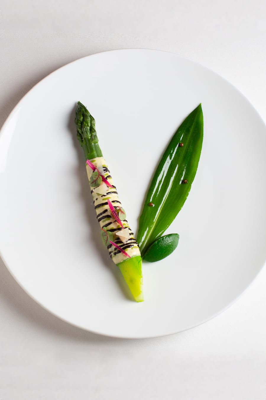 München Report Gericht grüner Spargel im Restaurant Tantris