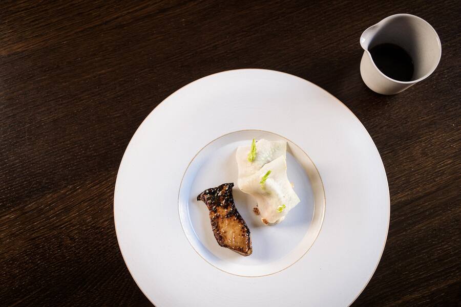 GM_Restaurant_du_Bourg_Im Ofen gebackener Sellerie, grillierter Kräuterseitling, karamellisiertes Selleriepüree und Sellerie-Pilz-Fond