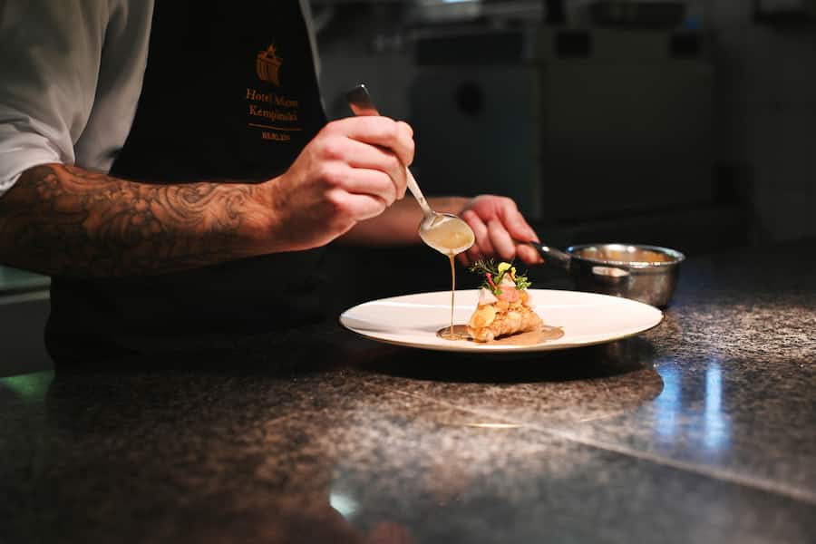 Südafrikanische Languste, Mango, kohlarbi, Tandoori. Restaurant "Lorenz Adlon Esszimmer" im Hotel Adlon in Berlin.