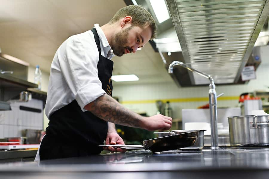 Chefkoch Reto Brändli und Gastgeber Oliver Kraft. Restaurant "Lorenz Adlon Esszimmer" im Hotel Adlon in Berlin.