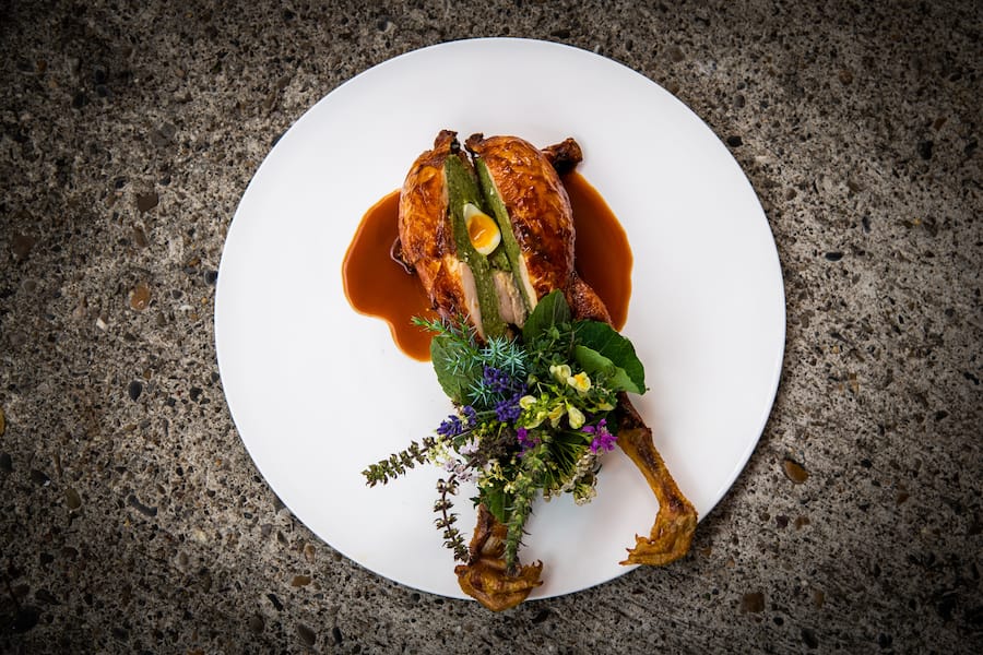 Rosi, Markus Stöckle 2021: Kalb im Huhn, gebratenes Mistkratzerli mit Kalbsfarce gefüllt