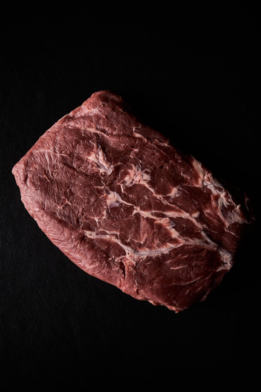 Swiss Black Angus Flat Iron - Luma Delikatessen hat Fleisch von Swiss Black Angus im Angebot. - März 2022