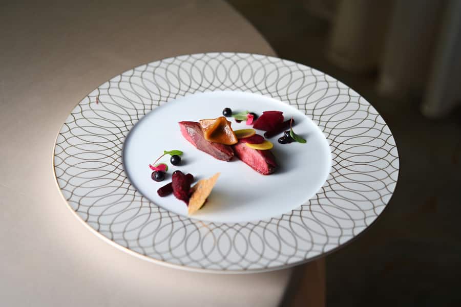 Ãtouffée Taube - Jean Claude Miéral, Rote Bete, Cassis, Fagottini. Restaurant "Lorenz Adlon Esszimmer", im Hotel Adlon in Berlin.