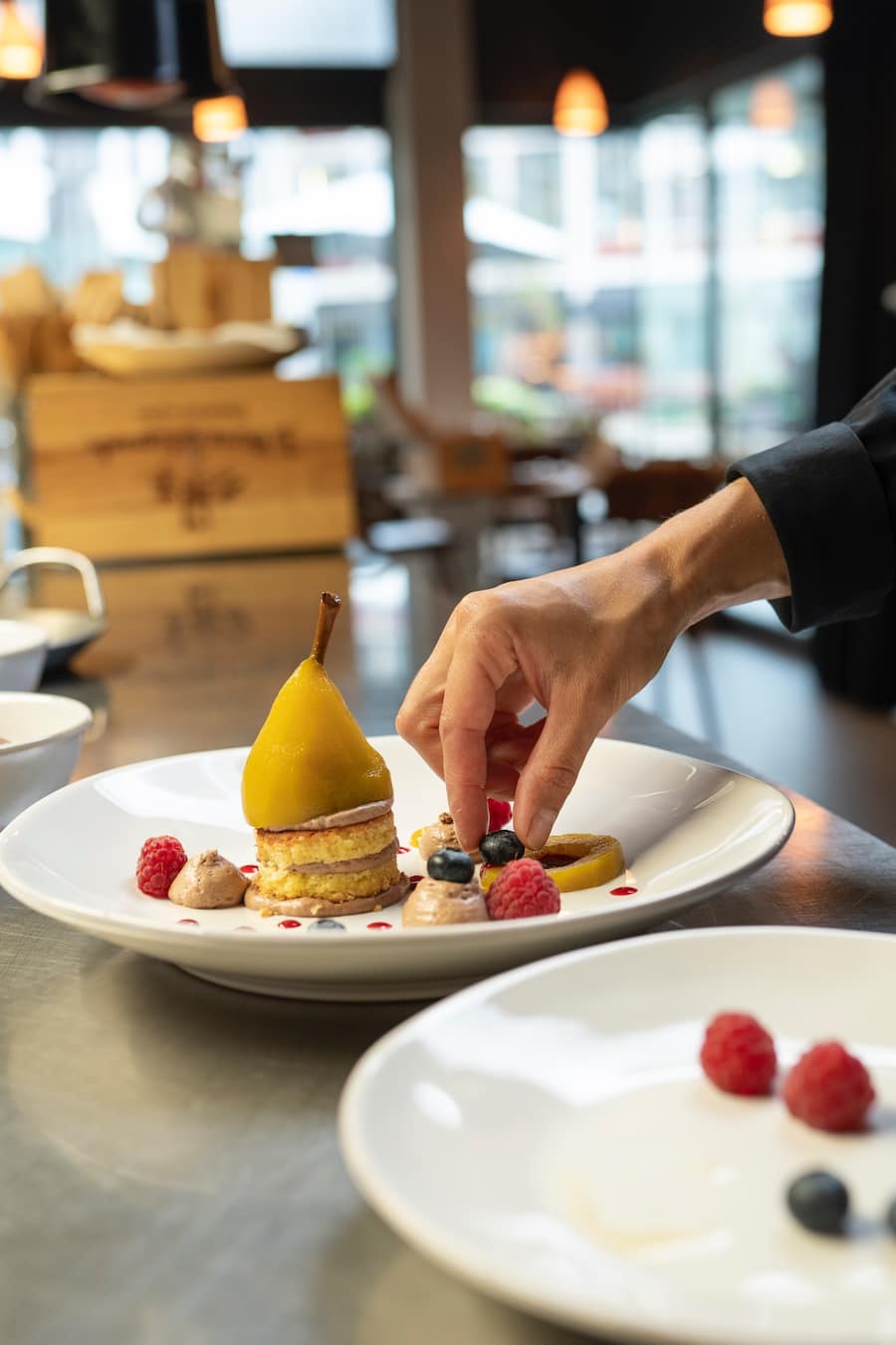 Werkstatt Marktplatz 11, St. Gallen, Schoggimousse Törtli mit pochierter Birne und Himbeere