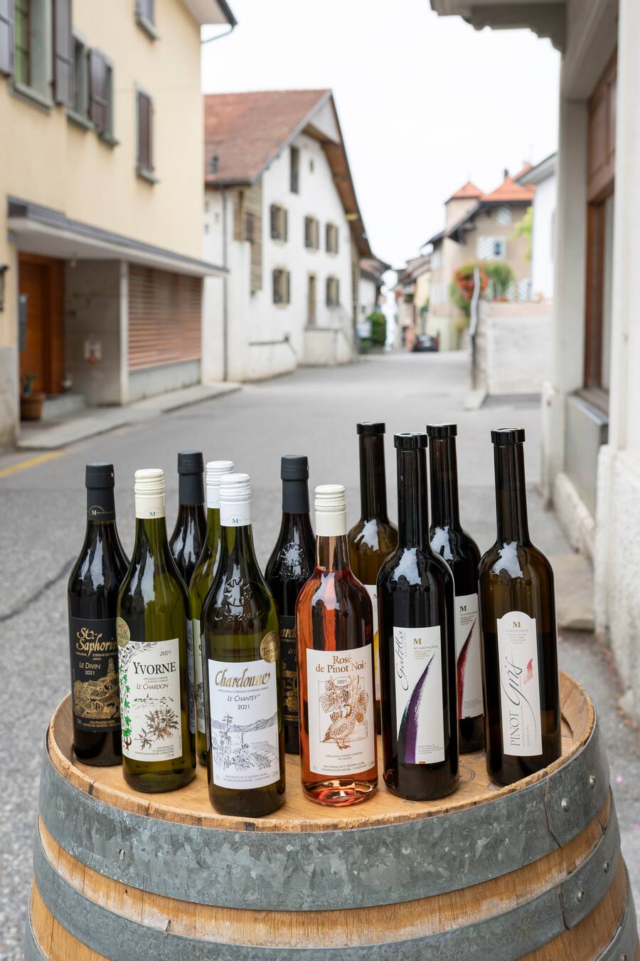 Winzerin Delphine Morel Weinsortiment vor dem Haupteingang in Chardonne