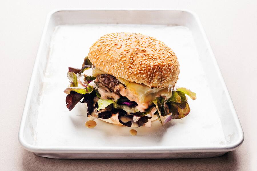 Steinhalle Bern, Markus Arnold, Easy Lunch, Steinhalle Burger, Swiss Prime Beef/ Gruyere/ Cocktail/ Sesam, Foto: Digitale Massarbeit, Tanja und Simon Kurt