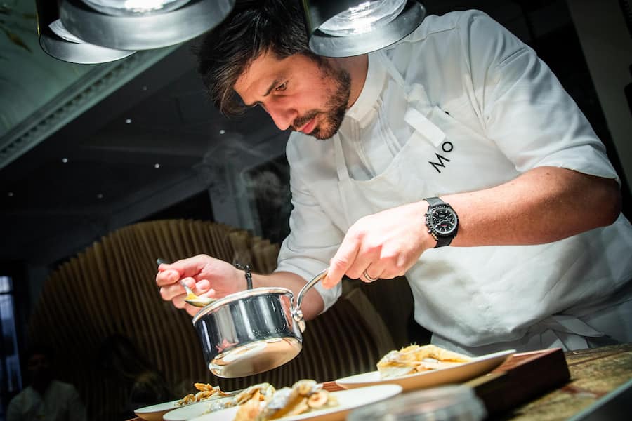 Sven Wassmer in der offenen Memories-Küche - Sven Wassmer eräffnet "Memories" 2019 - Grand Resort Bad Ragaz - © Thomas Buchwalder