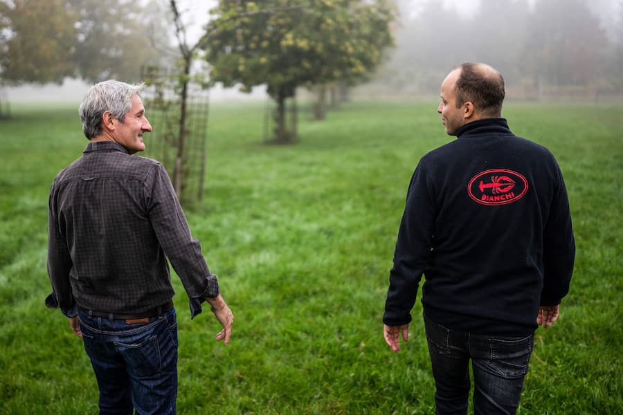 12.06.2022; Hittnau: Gourmethirsch.ch Portrait Felix Holenstein; Felix Holenstein (L) und Dario Bianchi (R) auf dem Weg zu den Hirschen im Gehege der Zucht von Felix Holenstein. © Valeriano Di Domenico