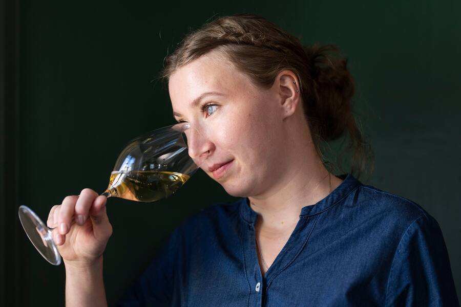05.10.2022; Mels (SG); Sommelière Gloria Flury mit dem Laurent Perrier Champagner. © Valeriano Di Domenico