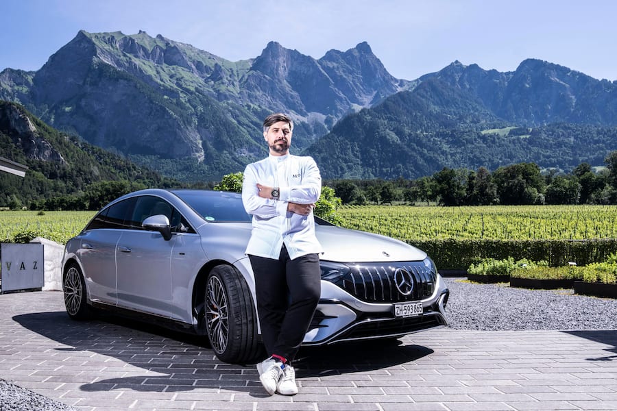 12.06.2022; Fläsch: Mercedes EQE - Weingut Davaz; Sven Wassmer vor dem Mercedes EQE. © Valeriano Di Domenico