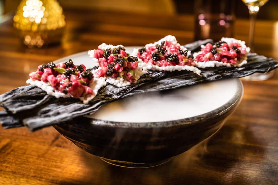 Gericht Tatar vom A5 Wagyu Rind, Tapioka Cracker, AKI Ossetra Kaviar