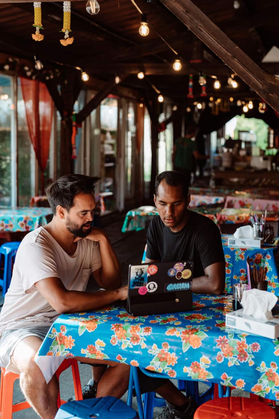 Business Meeting im Soi Thai mit Patrick Schindler - Olivier Bur, Koch und Gastronom aus Zürich - er macht ein neues Konzept für die Kaffeebar von Ringier - Zürich 29.8.2022 - Copyright Olivia Pulver