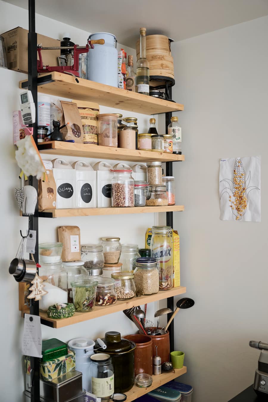 Pauline Seiterle, nouvelle présentatrice RTS de Côté Jardin, ex-M. Jardinier, cuisine des rouleaux à base de feuilles de vigne fourés de riz, légumes et agrumes pour un portrait gourmand de Gault & Millau, le mardi 6 septembre 2022 à Préverenges. (© Gabriel Monnet)