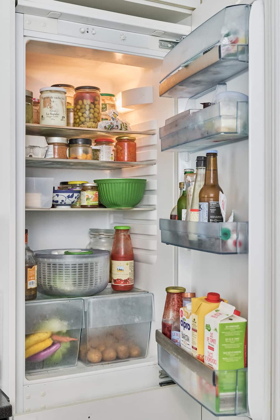 Pauline Seiterle, nouvelle présentatrice RTS de Côté Jardin, ex-M. Jardinier, cuisine des rouleaux à base de feuilles de vigne fourés de riz, légumes et agrumes pour un portrait gourmand de Gault & Millau, le mardi 6 septembre 2022 à Préverenges. (© Gabriel Monnet)