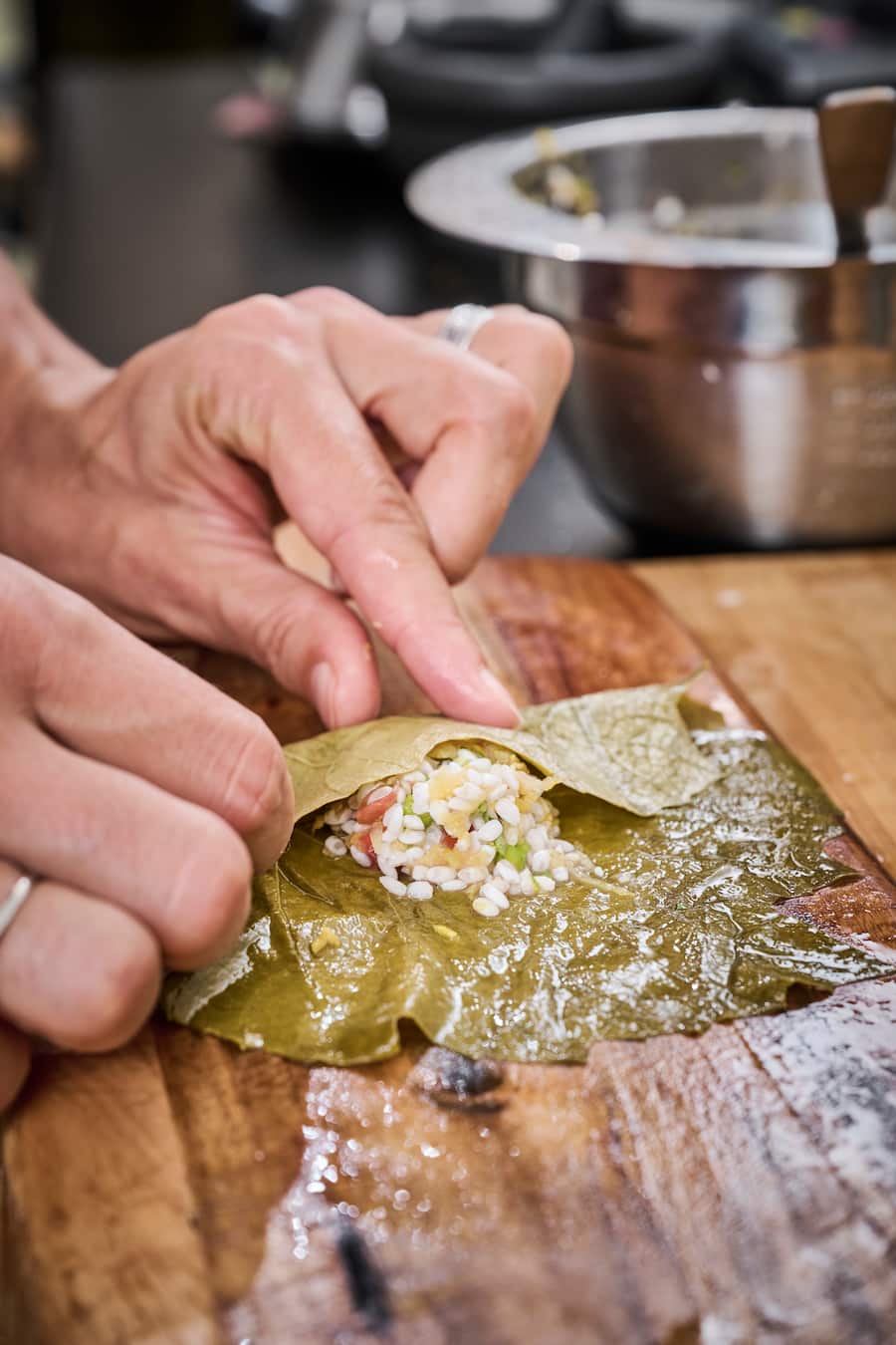 Pauline Seiterle, nouvelle présentatrice RTS de Côté Jardin, ex-M. Jardinier, cuisine des rouleaux à base de feuilles de vigne fourés de riz, légumes et agrumes pour un portrait gourmand de Gault & Millau, le mardi 6 septembre 2022 à Préverenges. (© Gabriel Monnet)