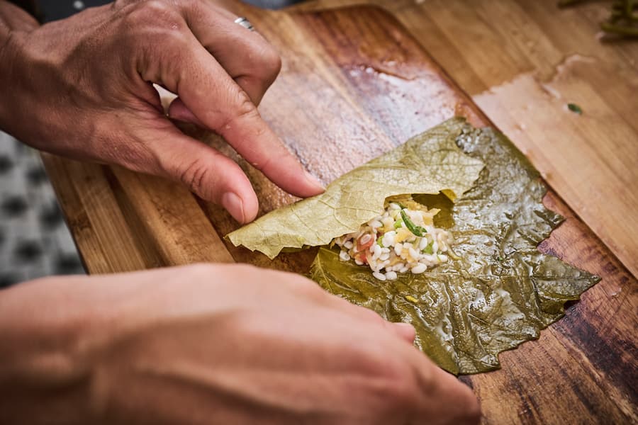 Pauline Seiterle, nouvelle présentatrice RTS de Côté Jardin, ex-M. Jardinier, cuisine des rouleaux à base de feuilles de vigne fourés de riz, légumes et agrumes pour un portrait gourmand de Gault & Millau, le mardi 6 septembre 2022 à Préverenges. (© Gabriel Monnet)