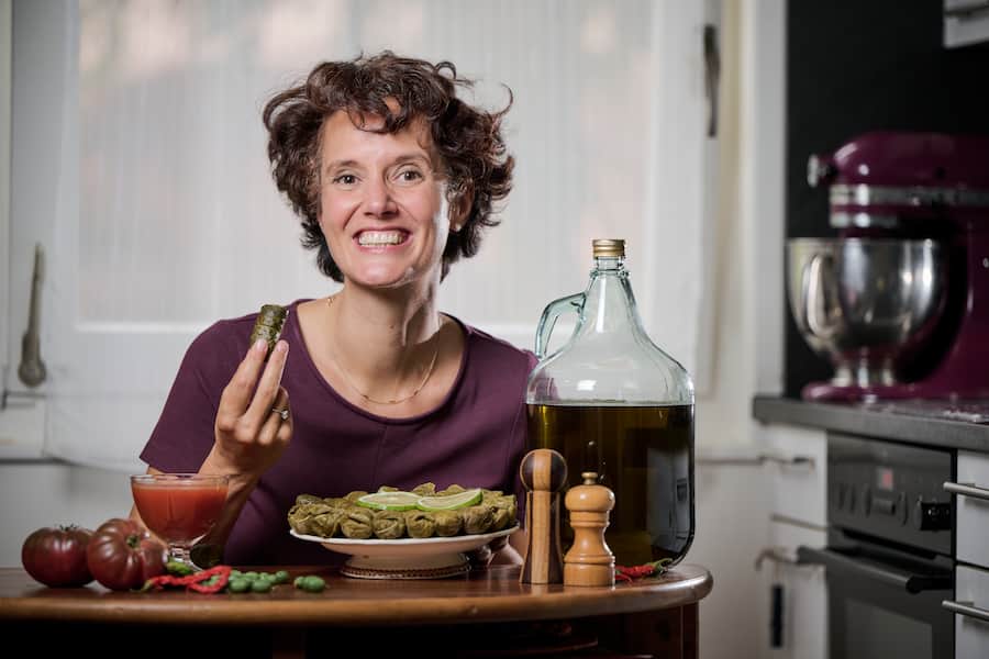 Pauline Seiterle, nouvelle présentatrice RTS de Côté Jardin, ex-M. Jardinier, cuisine des rouleaux à base de feuilles de vigne fourés de riz, légumes et agrumes pour un portrait gourmand de Gault & Millau, le mardi 6 septembre 2022 à Préverenges. (© Gabriel Monnet)