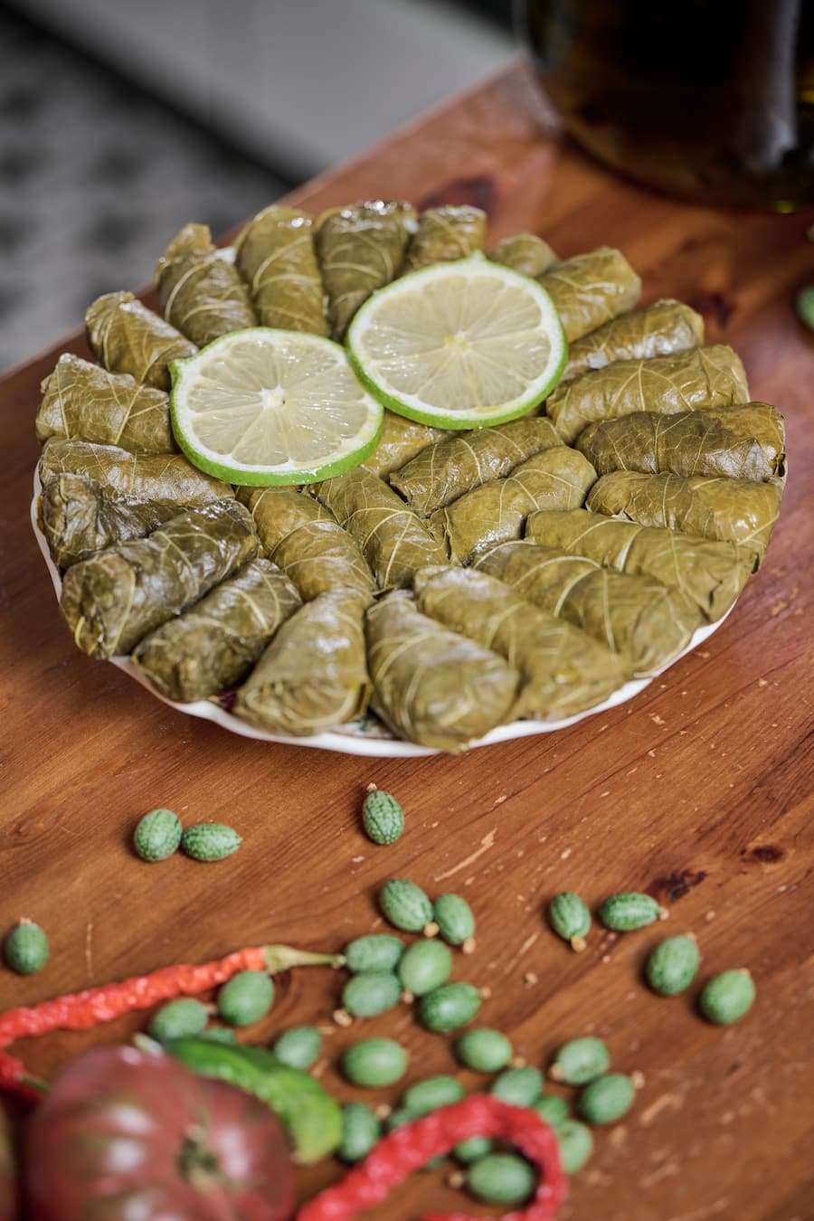 Pauline Seiterle, nouvelle présentatrice RTS de Côté Jardin, ex-M. Jardinier, cuisine des rouleaux à base de feuilles de vigne fourés de riz, légumes et agrumes pour un portrait gourmand de Gault & Millau, le mardi 6 septembre 2022 à Préverenges. (© Gabriel Monnet)