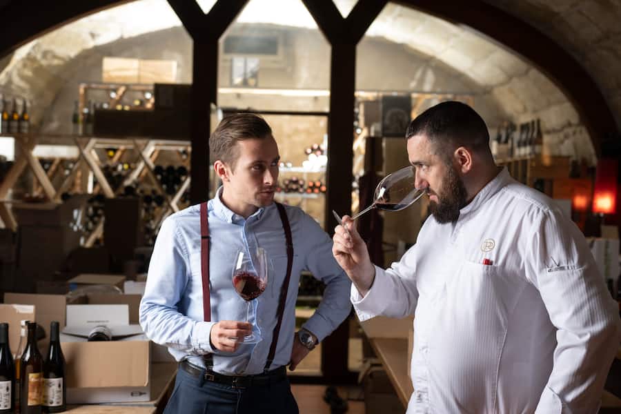 Restaurant des 3 tours à Bourguillon(FR) , chef Romain Paillereau.A la cave avec son sommeiller Guillaume Barray
