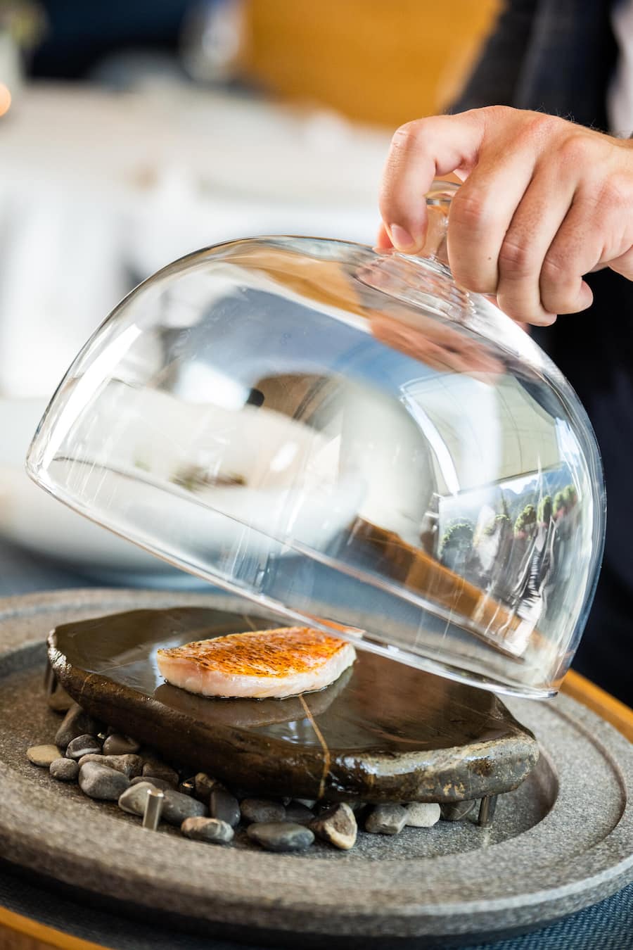 Benoit Carcenat, Restaurant Valrose 2022: Rotbarben-Filet vom heissen Stein mit Grapefruit, Tomaten und frittierten Schuppen