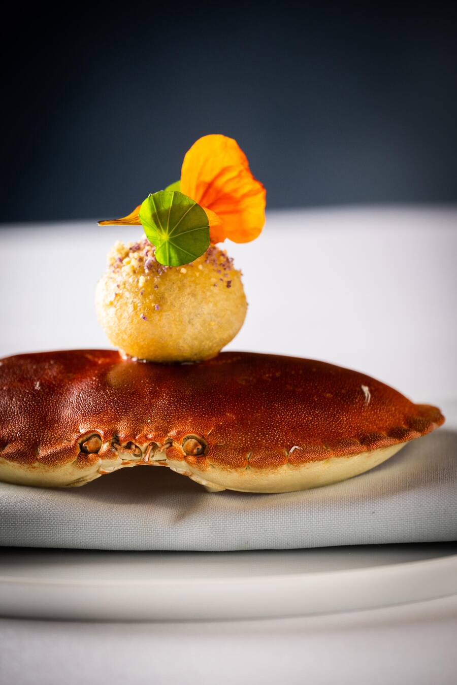 Benoit Carcenat wird Koch des Jahres 2022: BROWN CRAB FROM CONCARNEAU PONDS Cauliflower, nasturtium, caviar "selection", rosé Champagne