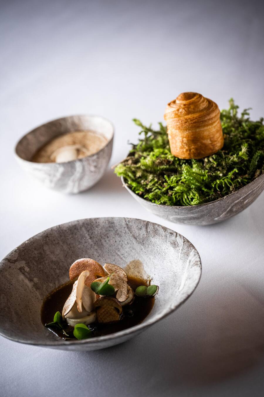 Benoit Carcenat wird Koch des Jahres 2022: LOCALLY HARVESTED PORCINI MUSHROOMS, Wild blueberries, rye, oxalis, puff brioche