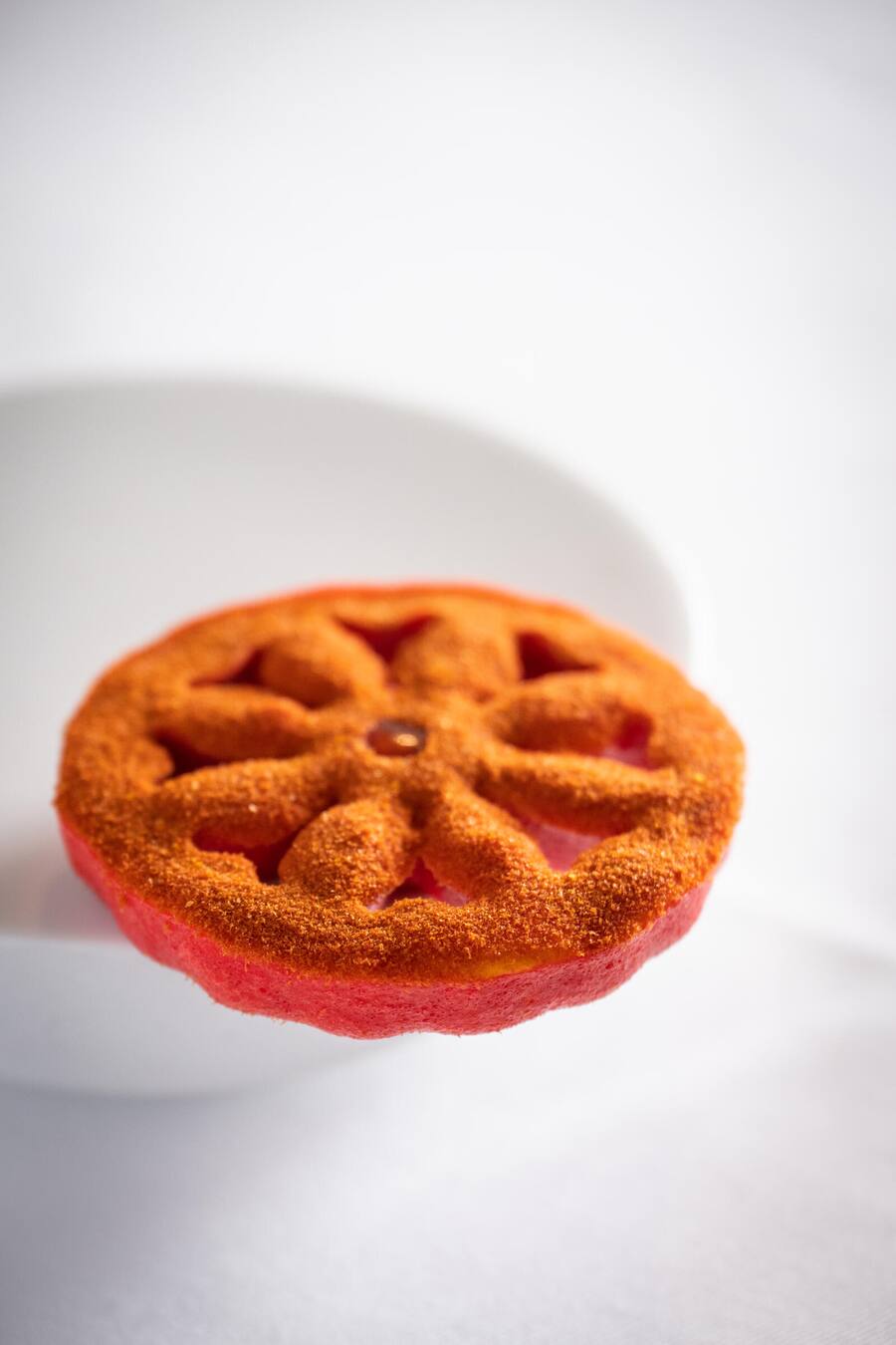 Caminada kocht mit Eneko Atxa und Quique Dacosta 2022: QD, getrocknete Tomatenscheibe Gericht von Quique Dacosta.