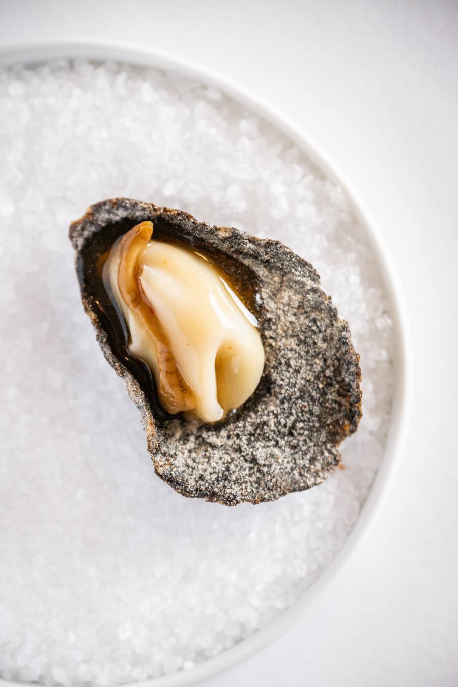 Caminada kocht mit Eneko Atxa und Quique Dacosta 2022: AC: Fake Oyster Gericht von Andreas Caminada.Â