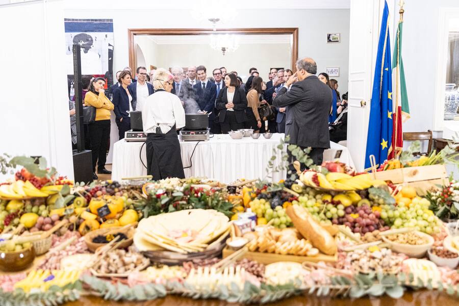 Bern, 21.11.2022; Cristina Bowerman, Showkochen in der Italienischen Botschaft mit Botschafter Silvio Mignano. Foto Monika Flueckiger