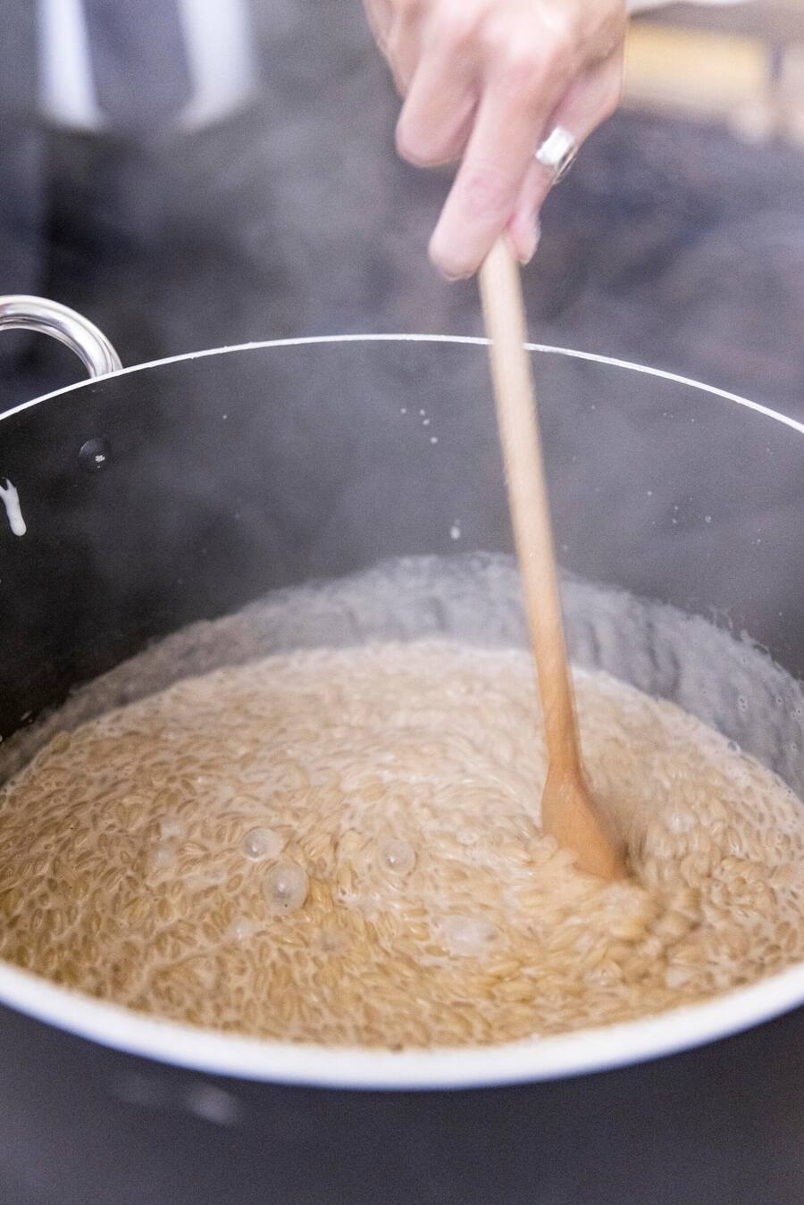 Bern, 21.11.2022; Cristina Bowerman, Showkochen in der Italienischen Botschaft. Foto Monika Flueckiger