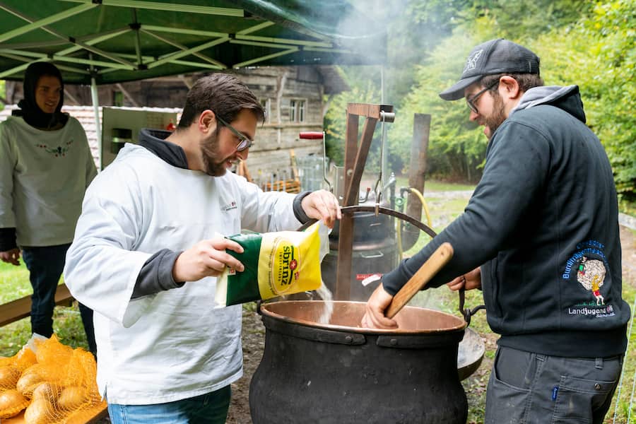 Fest der Feste, im Freilichtmuseum Ballenberg, Ãlplerchilbi Obwalden, Hindersimagronen über Feuer