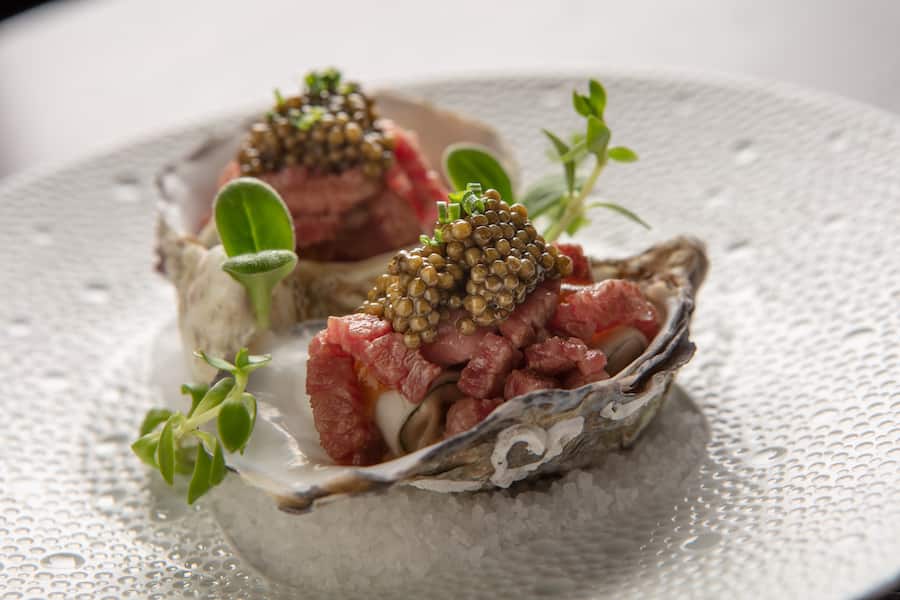 Gebratenes Kagoshima Wagyu Beef, Grillardeau Auster, Knollensellerie, Oscietra Kaviar