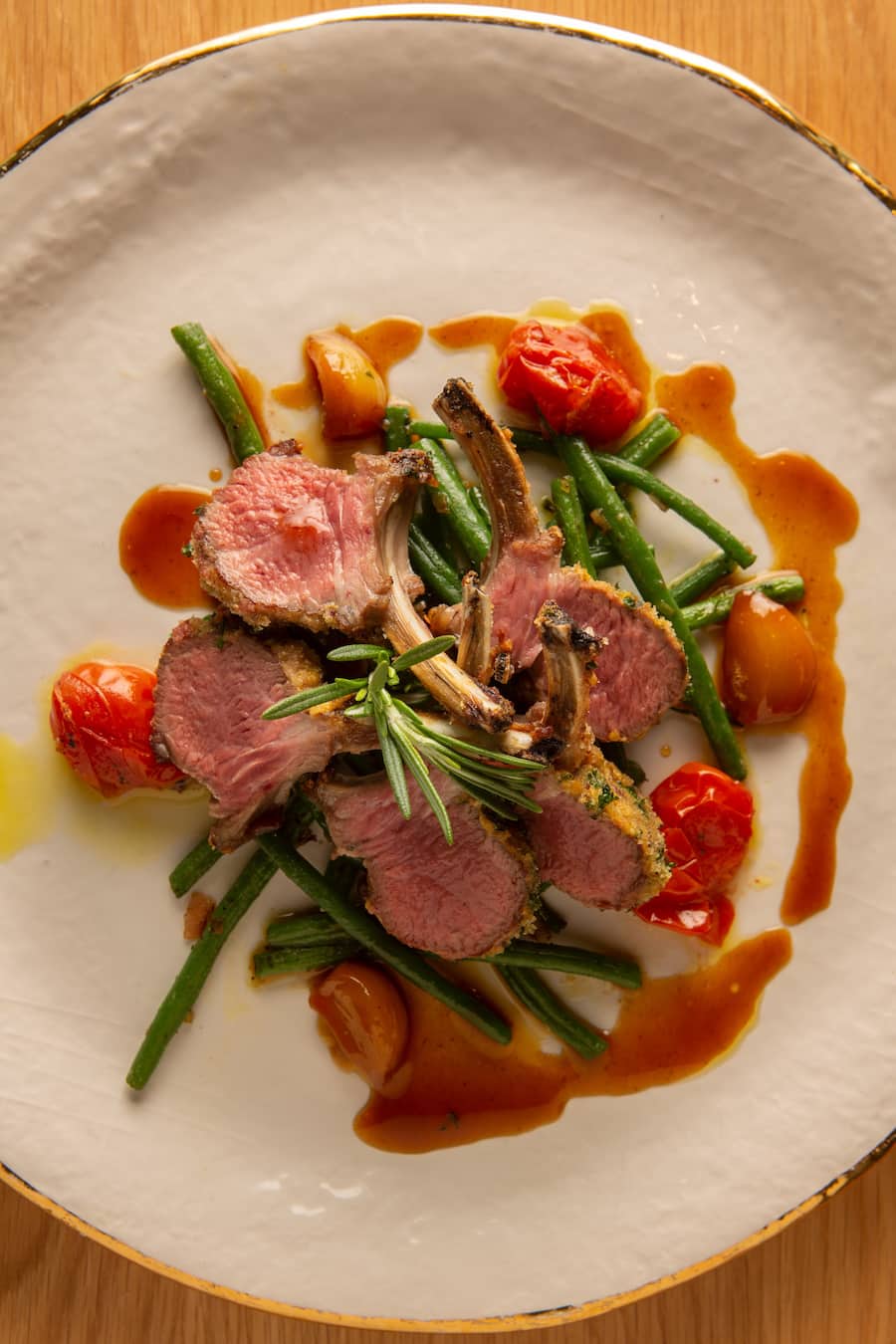 Gegrilltes Zentralschweizer Lamm, alpine Rahmkartoffeln, karamelisiertem Knobli