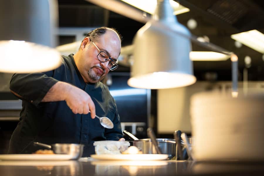 31.10.2022; Zürich: GMC - Ristorante Ornellaia; Antonio Colaianni bereitet die âBirnentarte mit Pecora bluâ vor. © Valeriano Di Domenico