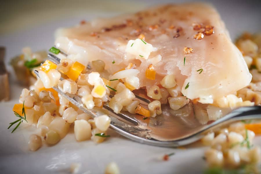 VEVEY, le 14 novembre 2022, Le Labrencontre et découverte entre Olivier Camille ( HUGO ), Antoine Wassner ( Sabarot ) et Jacques Marcon autour de la lentille du Puy ici, omble cistre sarrasin © Sedrik Nemeth