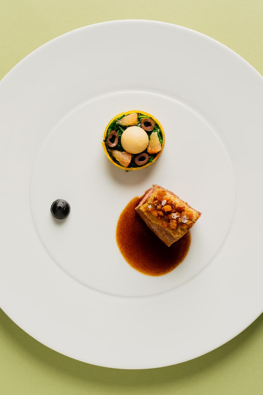 Lammrücken, Gemüse-Tajine, Spinat, Schwarzer Knoblauch