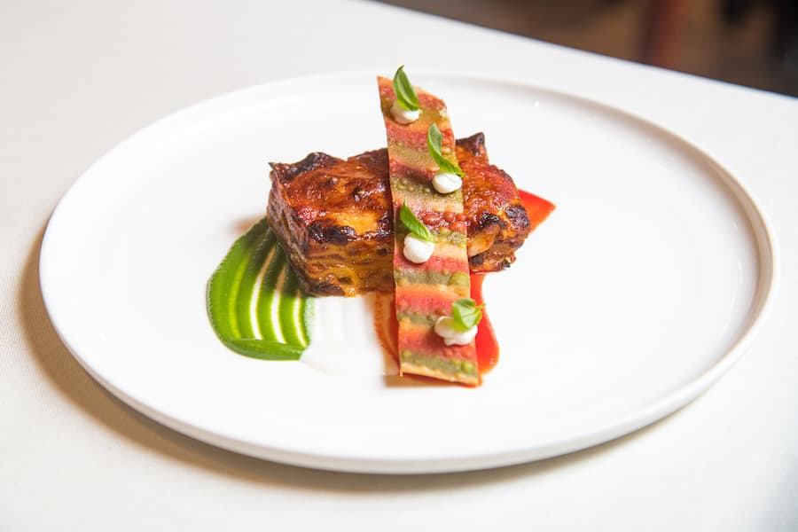 Lasagne by Antonio Colaianni mit Rinderbacken-Ragout, frittiertem Teig, Parmesan und Burrata-Creme