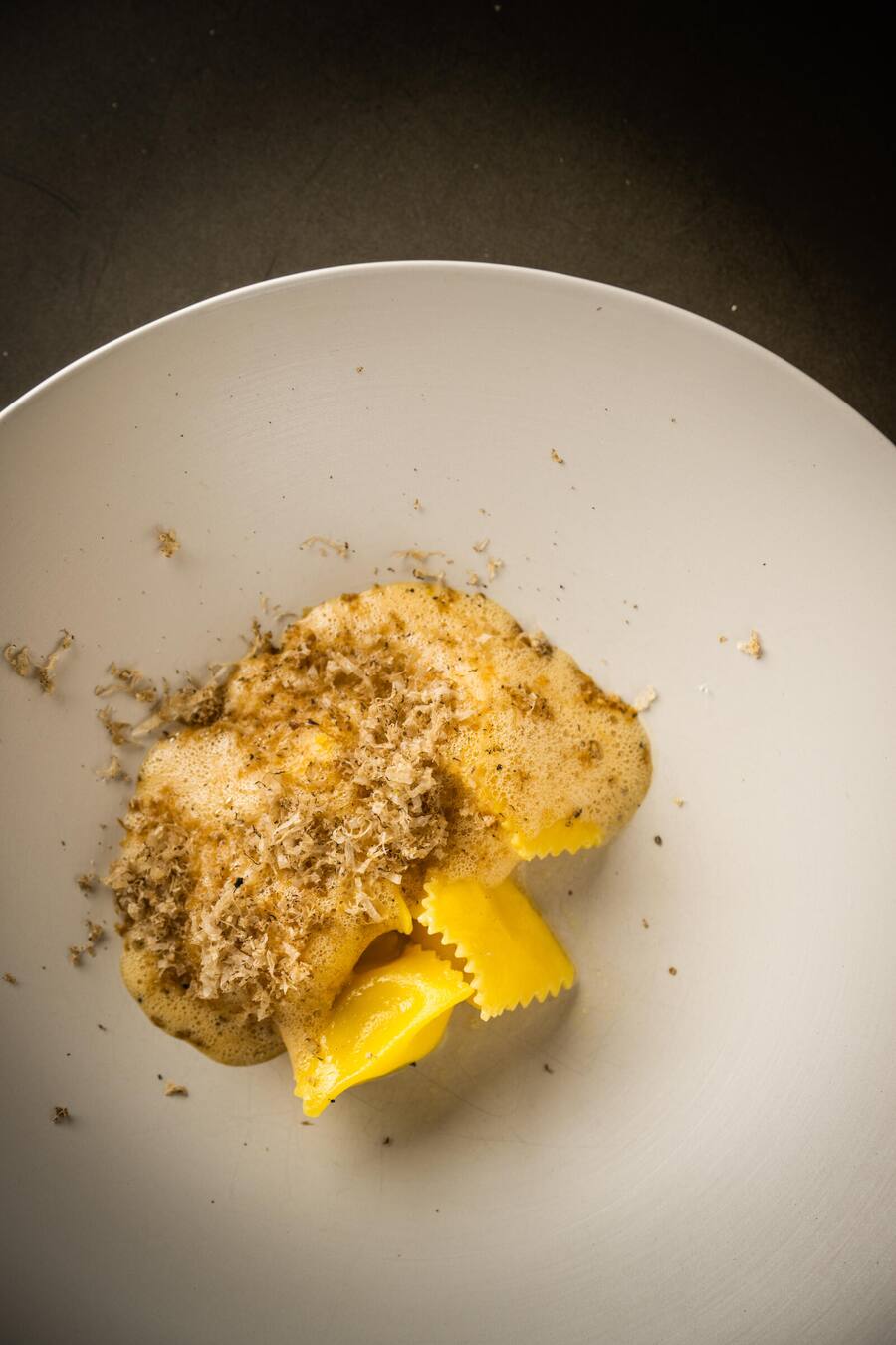 Mattias Roock und Marco Campanella kochen bei Rolf Fliegauf 2022: Parmesan Rvioli, Nzssbutter, schwarzer Trüffel (Marco Campanella)