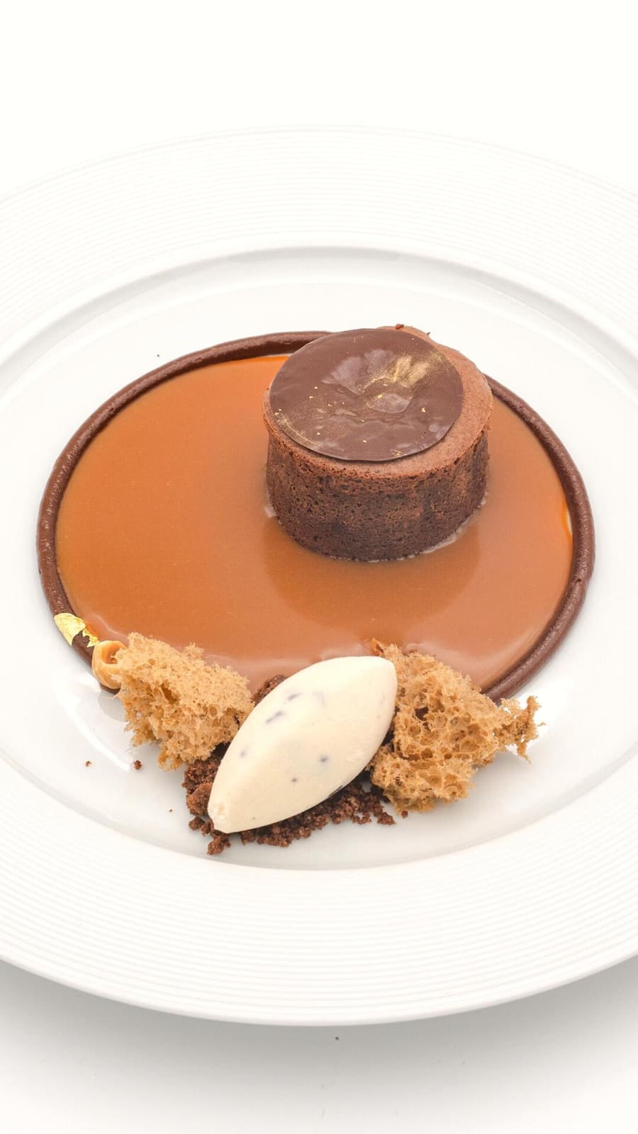 Schokoladenfondant, Karamellsauce mit gesalzener Butter, Stracciatella-Eis von Frédéric Gardette.