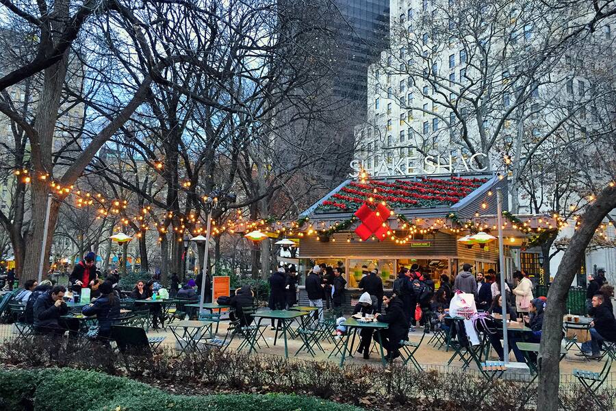S2FCGT Customers at the Shake shack, decorated for the holidays, Madison Square, Park, New York City, USA