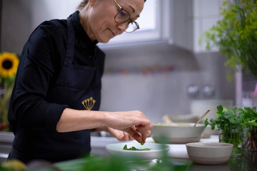 Gemeinsam haben die Firma Soeder mit Tanja Grandits die limitierte Duftnote «Spicy Green» entwickelt, die sich an Tanja Granditsâ veganem Ceviche orientiert.