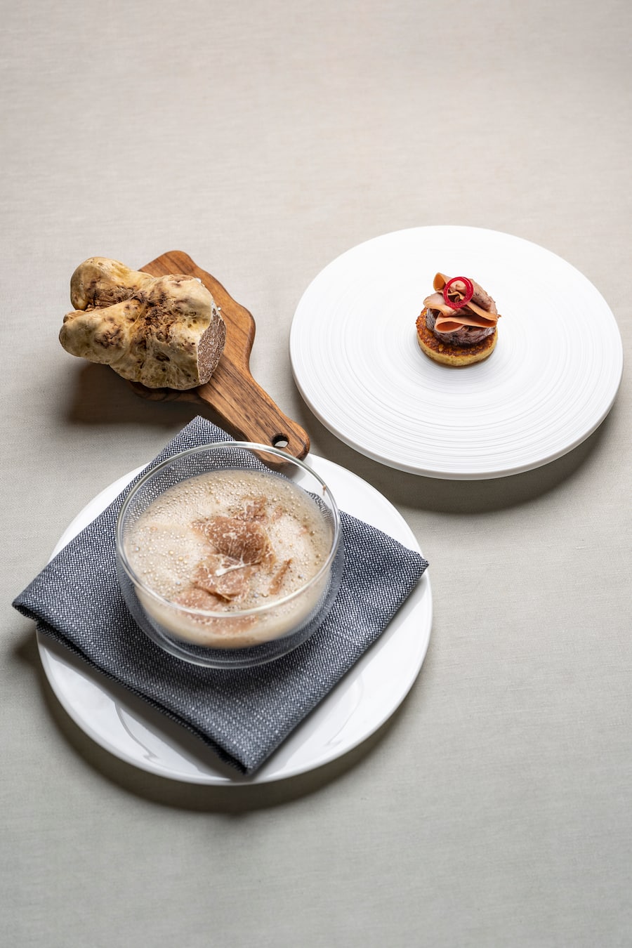 Stefan Heilemann, Wildmenu, Essenz von der Tiroler Gams, Innereientortellini, Marroni, weisser Trüffel